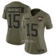 Camiseta NFL Limited Mujer Kansas City Chiefs Patrick Mahomes 2025 Salute To Service Verde